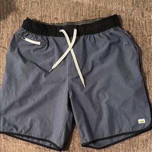 💥Vuori Men’s Gray Charcoal Shorts with Black Waistband- Like New-Gently Used